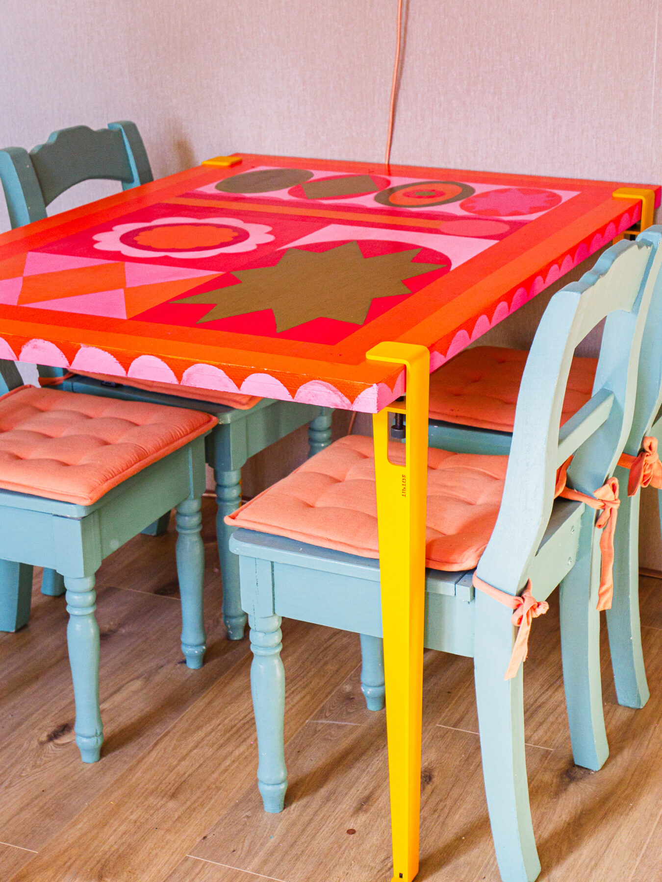 Tiptoe design table